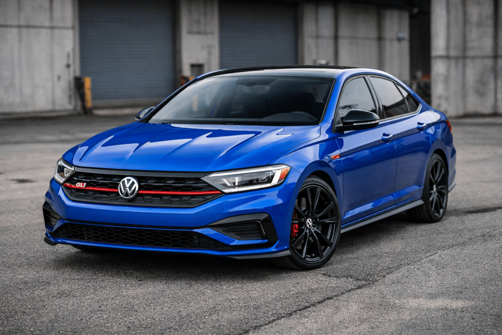 Quanto custa envelopar um carro em 2026? Veja preços, fatores e se vale a pena